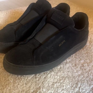 Axel arigato laceless storlek 45 - Säljer nu mina arigatos då ja inte använder dem för jag har tröttna, mycket bra skick i dem