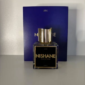 Nishane Ani Extrait de Parfum sampel - Lyxig parfym från Nishane, Ani Extrait de Parfum. Flaskan är fyrkantig med svart och guld etikett samt en elegant, guldig metallkork. Kommer i en snygg mörkblå ask med gulddetaljer. Perfekt för dig som gillar exklusiva dofter.