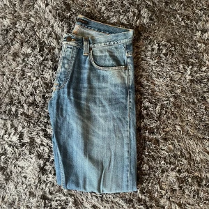 Nudie jeans - Nudie jeans i storleken w 34 L 32. Snygg färgkombination gör jenasen till otroligt snygga. 