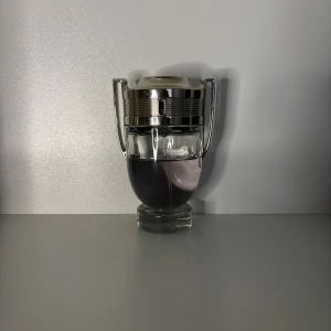 Paco Rabanne Invictus parfym sampel - Cool parfymflaska från Paco Rabanne i form av en pokal med silverfärgade detaljer och transparent glas. Doften är maskulin och flaskan har en unik design som sticker ut i badrumshyllan.