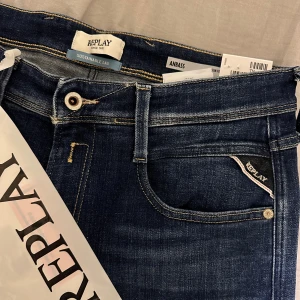 Replay Anbass straight jeans mörkblå - Köpt från Zalando helt nya Replay jeans oanvänd för 1495kr som jag säljer för 1000kr. Snygga mörkblå jeans från Replay, modell Anbass, med klassisk straight fit och coola slitningar. Jeansen har fem fickor, kontrastsömmar och Replay-logga på fickan. Tillverkade i mjukt jeansmaterial som sitter skönt hela dagen.