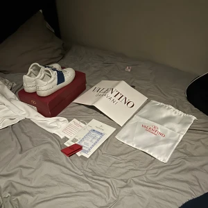 Valentino opens - Säljer dessa feta Valentinos opens i bra skick, dom är anstånds men inte trasiga bra skick skulle jag säga pris är inte hugget i sten, bättre pris vid snabb affär🫣