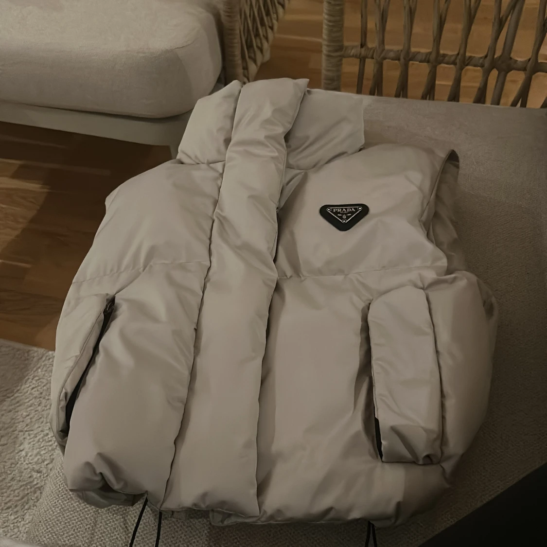 Beige dunväst från Prada