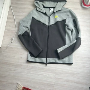 Nike tech fleece - Sällsynt tech fleece som är svår och få tag på. Den har bra skick och är andvänd fåtal gånger 
