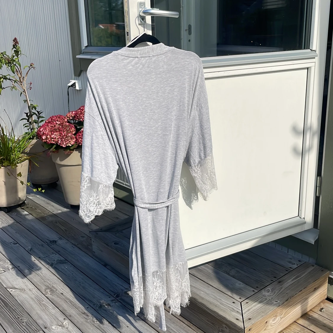 Ljusgrå morgonrock med spetsdetaljer - 1