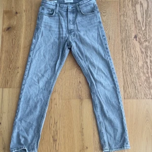 Grå loose fit jeans Jack & Jones - Snygga grå jeans från Jack & Jones i loose fit-modellen Chris. Jeansen har klassisk femficksdesign, raka ben och är tillverkade i mjukt bomullsjeans. Perfekta för dig som gillar en avslappnad och trendig look.