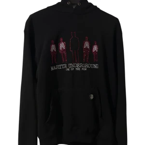 Svart hoodie Martyr Underground - Svart hoodie från Martyr Underground med rhinestone tryck av fem figurer i rött och vitt samt text på bröstet. Klassisk känguruficka framtill och huva med snörning. 
