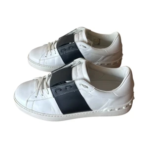 Valentino Garavani open  - Valentino opens svarta. Storlek 40.5 fits 41. Skick 9/10 kommer med Dustbag. Pris 2890 finns att köpa på våran hemsida, Fashionels.com