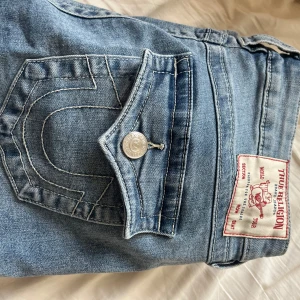 True religon jeans - Skitsnygga jeans! Mycket bra skick därmed priset💕💕storlek 29 men passar på mig som brukar ha s/m i jeans❕❕