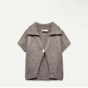 Beige stickad kofta från Zara - Kortärmad stickad kofta från Zara i beige nyans! Jätte snygg men kommer tyvärr ej till användning!! Välkomna att köpa, tryck gärna på köp nu😇😇