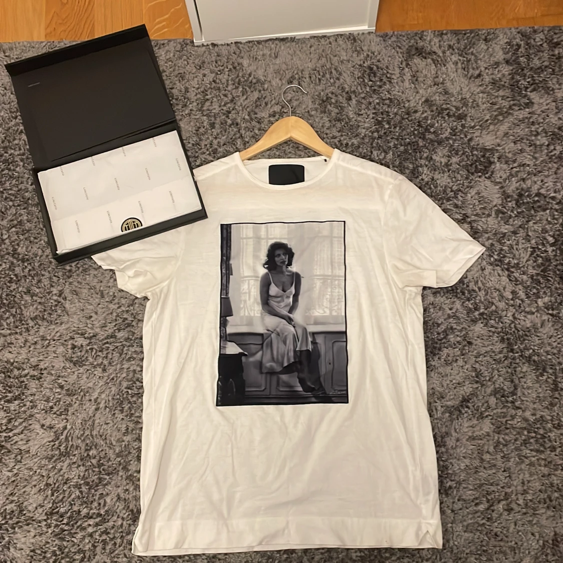 Vit limitato t-shirt med svartvit fototryck