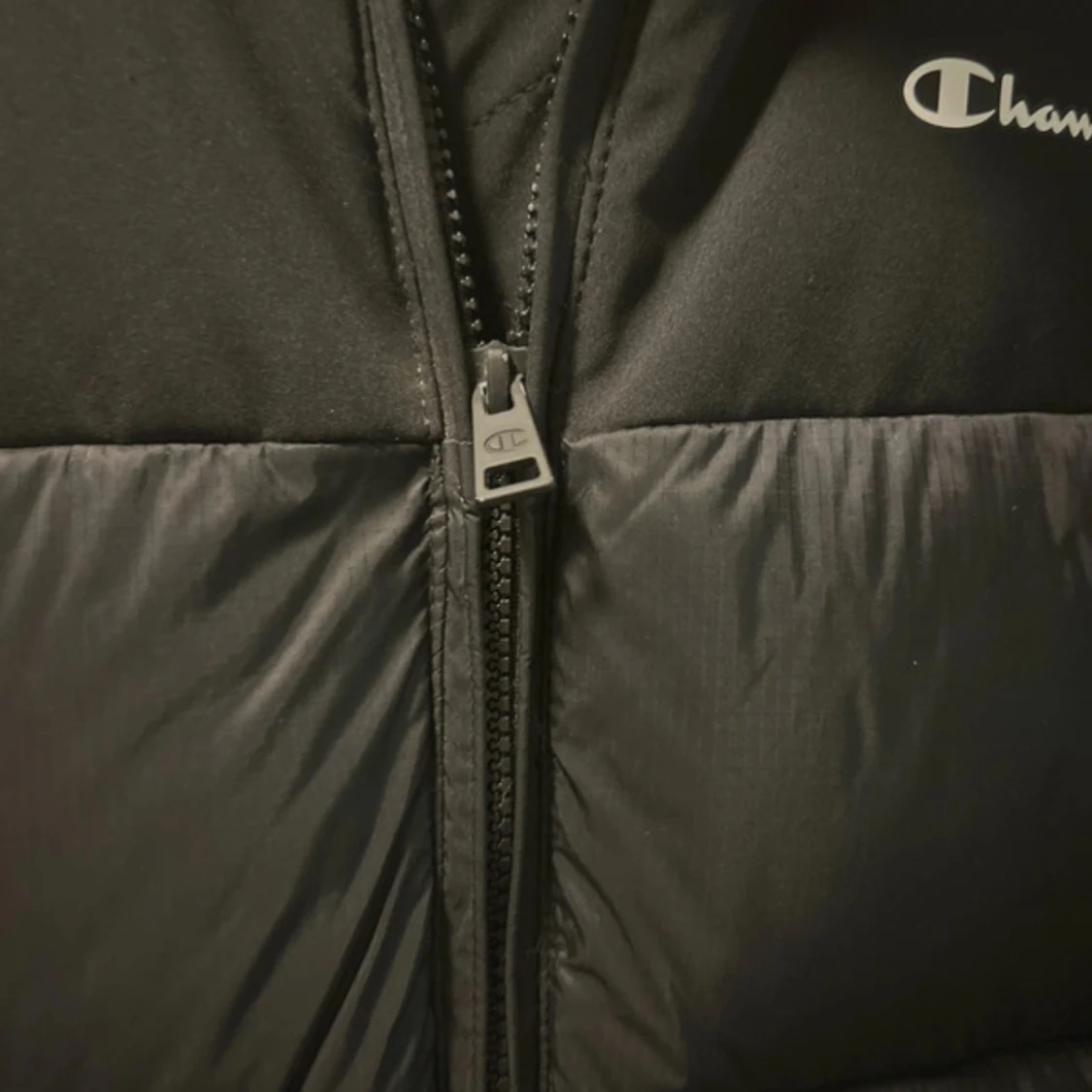 Svart pufferjacka från Champion  - 2
