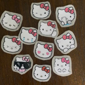 Hello kitty klistermärken  - Hello kitty klistermärken 🩷 11 stycken, kolla  gärna min profil för mer klistermärken o kommer även fler andra hello kitty saker snart🥰