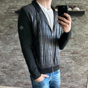 J.lindeberg Cardigan - Bra skick, en lagning på baksidan, be om bild. Storlek M passar dig som är mellan 178-185cm. Nypris ca 2500kr. Modellen är 185 cm, 79 kg. Passar bra nu till höst/vinter. Skriv för mer information!🤝