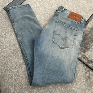 Replay Anbass ljusblå slim jeans 34/34 - Säljer ett par Replay Anbass jeans i ljusblå slim fit med klassiska fem fickor och snygga detaljer. Tillverkade i ekologisk bomull för en skön känsla och modern look. Skick 9/10 Känns som helt nya bara lite skrapat på replayetiketten där bak (bild 5) inget som påverkar stort alls. Pris kan diskuteras! Skriv vid frågor 👖