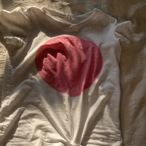 Vit t-shirt Stella McCartney  - Vit t-shirt från Stella McCartney. Nästan aldrig använd. Nypris 799. ❣️