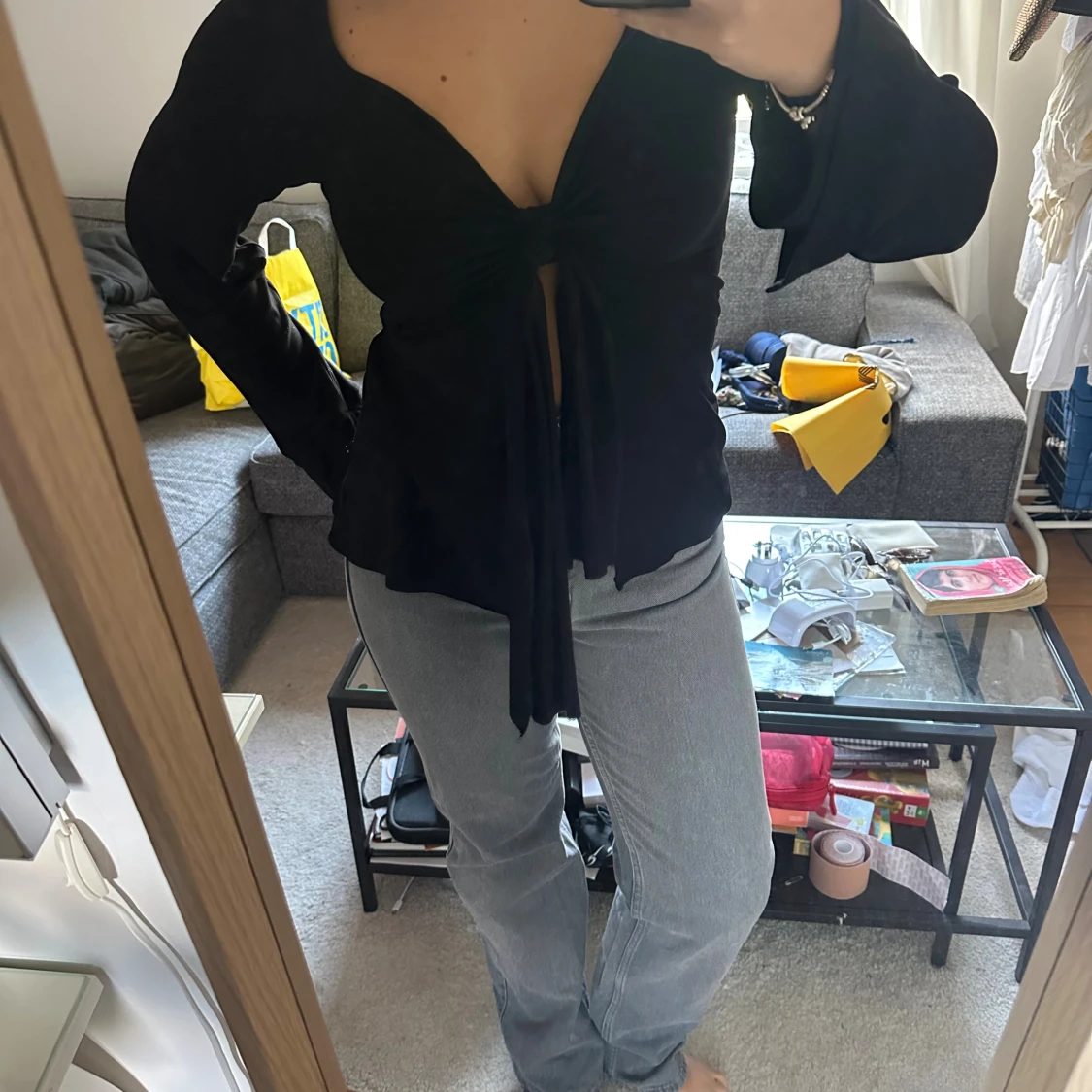 Svart omlottopp med knyt och v-ringning - 3