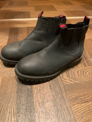Svarta vadderade boots - Säljer ett par snygga vadderad svart boots från Din sko. Använda bara ett fåtal gånger. Perfekta för kalla väder och bra grepp mot halka. Vid frågor, hör av dig! 