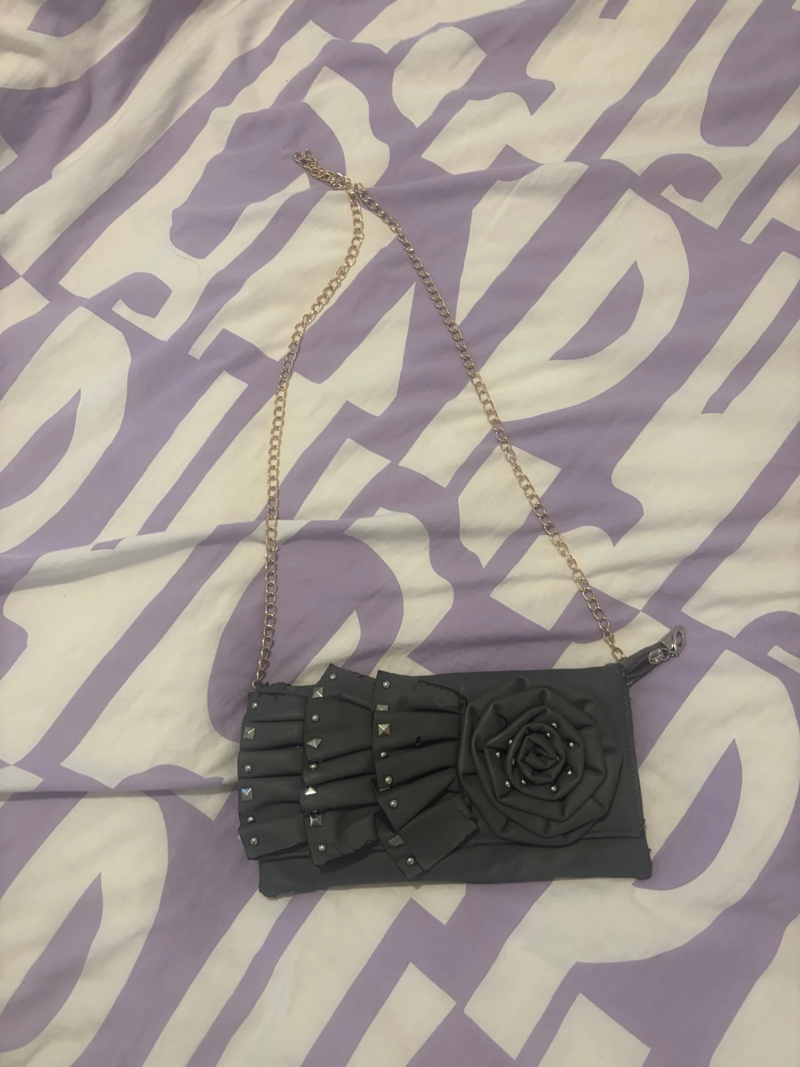 Svart kuvertväska med kedja och nitar - 1