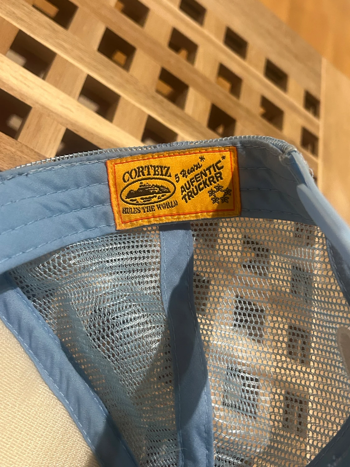 Ljusblå Corteiz truckerkeps med mesh - 1