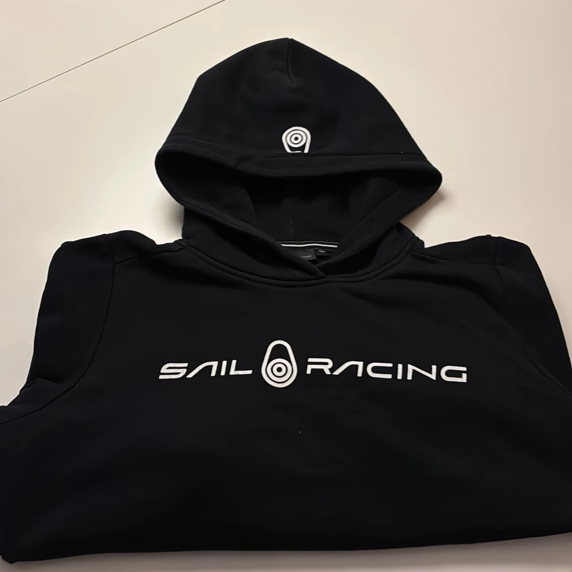 Svart Sail Racing hoodie med tryck