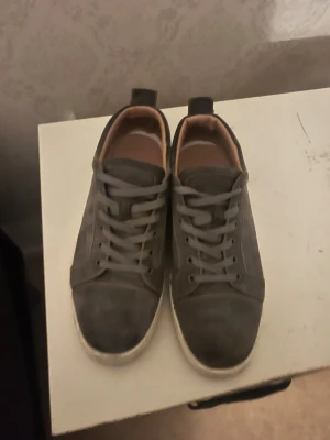 Gråa loubs  - Inga defekter på skorna, de är ba smutsiga. Så gott som nya efter en tvätt. Ingen box. Väl omhändertagna.