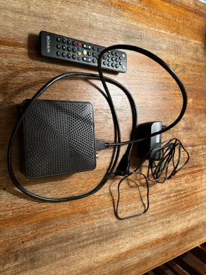 Sagemcom DTIW77 HD Boxer Digitalbox - Sagemcom DTIW77 HD Boxer digitalbox med fjärrkontroll och strömadapter. Funkar för artar marksänd TV. TV1, TV2, Barnkanalen.