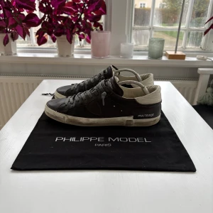Philippe Model skor - Tjena! Säljer nu mina sjukt snygga Philippe Model skor. Skorna är i storlek 45. Dessa snygga skor är svarta/mörkbruna med gråa snören. Skicket är 9/10 och är sparsamt använda. Dustbag medföljer. Nypris på dessa är ca 3000kr. Mitt pris 1499. Har du några frågor så är det bara att höra av sig!