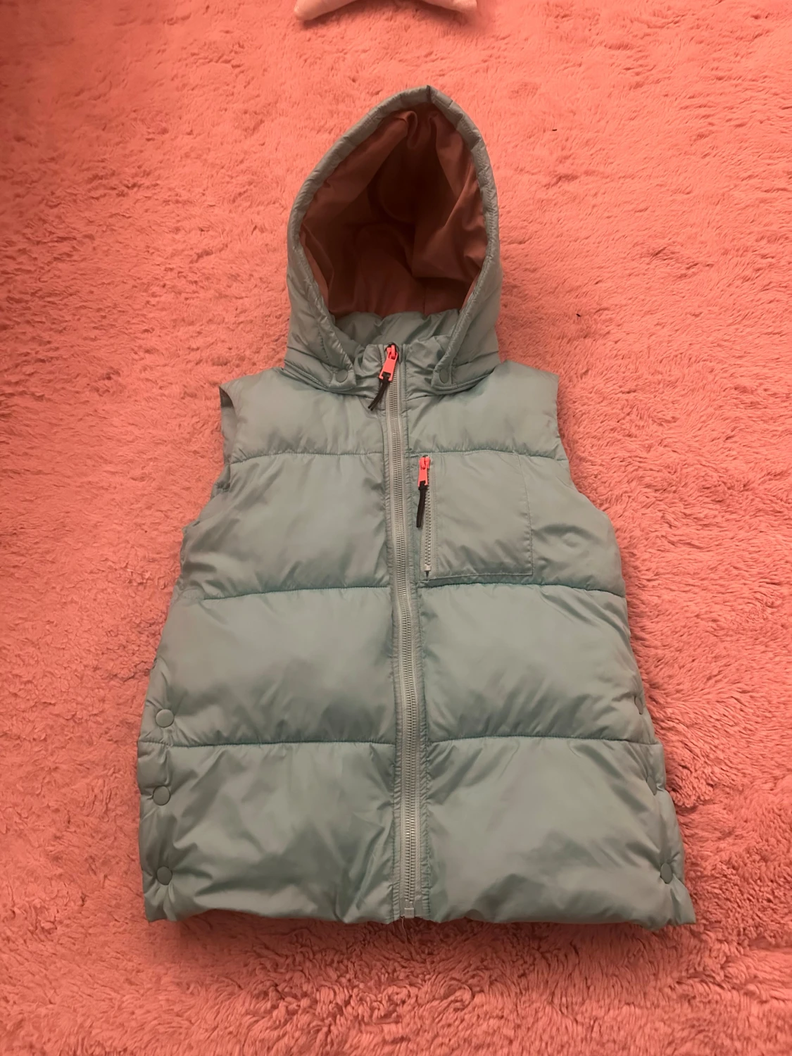 Ljusblå pufferväst med huva