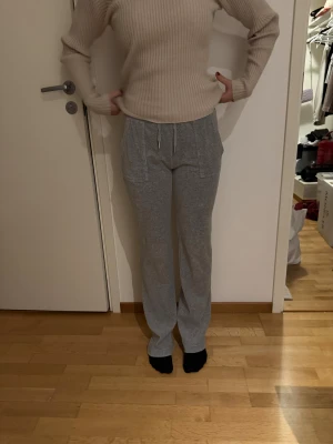 Juicy couture  - Fina juicy byxor i nyskick. Kommer dessvärre inte till användning då jag har många mjukisbyxor. 