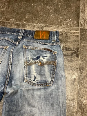 Vintage Flared Nudie Jeans - Tja! säljer mina tvär sköna vintage nudies som sitter flared🫡 31/34 med tvär najs slitningar utöver👏 skriv ifall ni har frågot