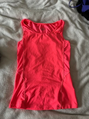Neonrosa träningstopp  - Säljer en neonrosa träningstopp från C/FIT i storlek 146/152💕