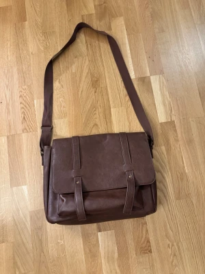 Brun väska - En ändå stor väska som jag har inte använt på länge. Den har en ficka för en dator en där framme. 