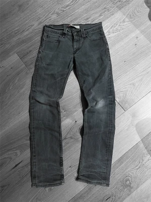 Gråa levis jeans 511 - Gråa Levis jeans med en retro fit