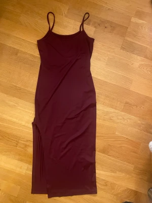 Vinröd klänning  - Vinröd klänning från SHEIN. Storlek S. Aldrig använd. 
