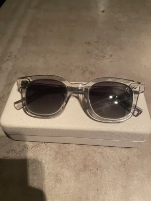 CHIMI solglasögon - Snygga solglasögon från CHIMI, i modellen grå 02. Kommer med skal och förpackning.