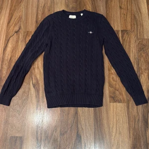 Gant Tröja Mörk Blå - Tröjan är lite använd men ser jättefin ut. Storlek S
