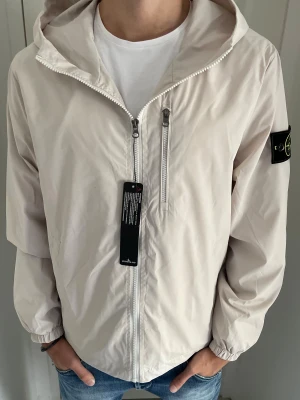 Stone island windbreaker  - Sprillans ny stone island windbreaker! Nyskick S/M! Vid minsta fundering kontakta mig✔️