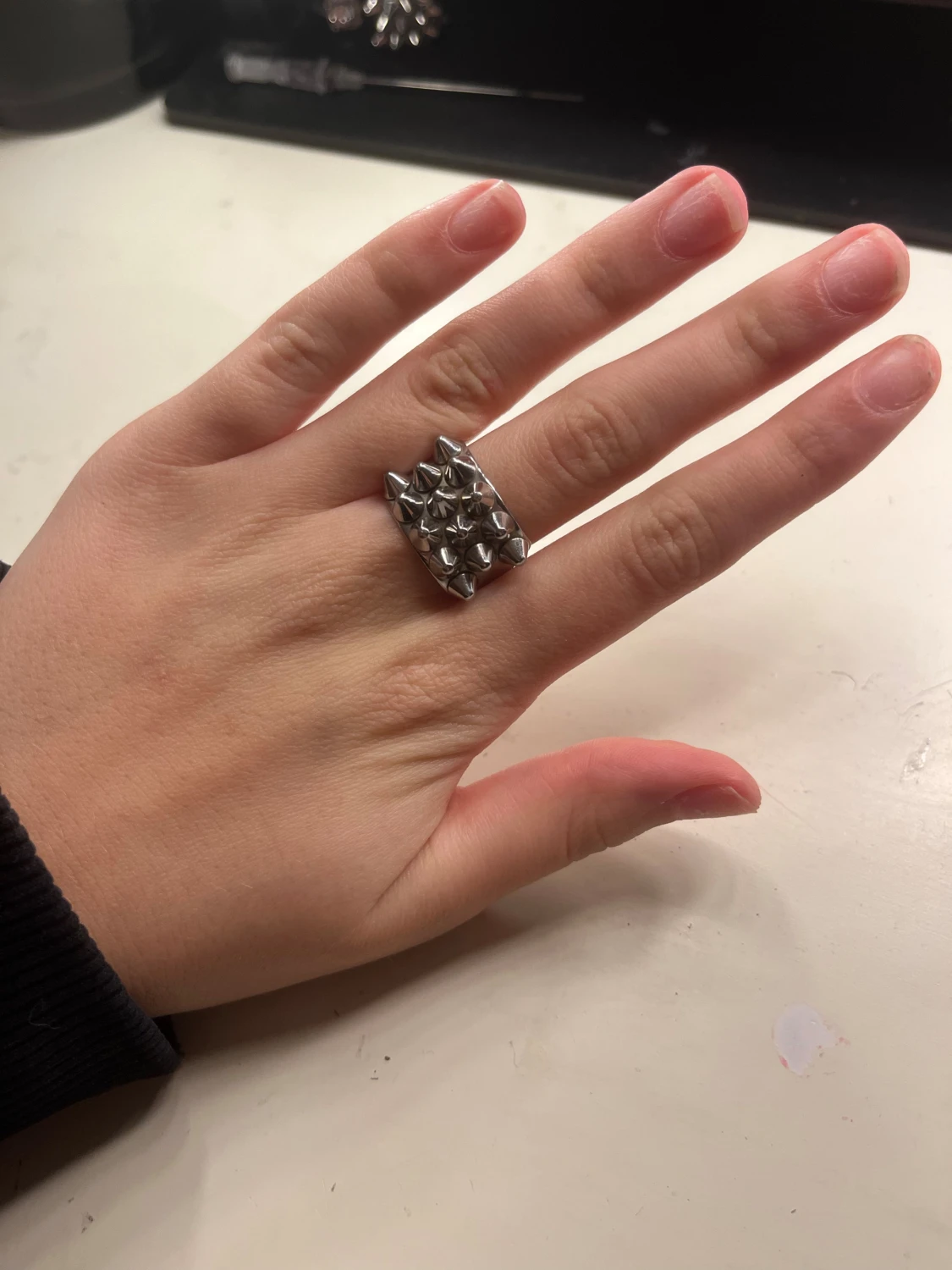 Silvrig ring med nitar från Edblad storlek 19,50mm - 1