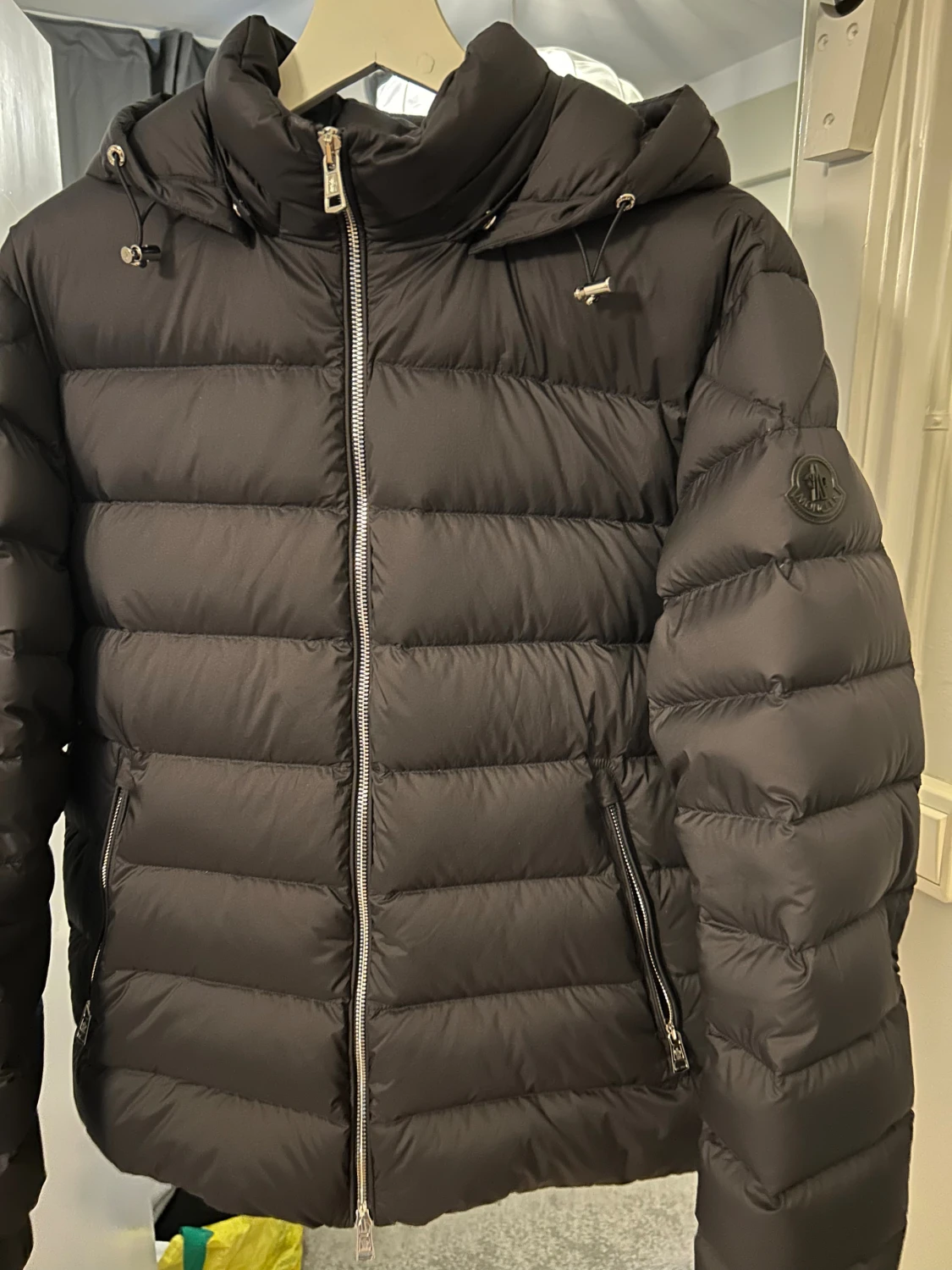 Mörkblå black label Moncler pufferjacka 