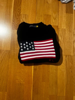 Ralph lauren usa - En riktigt snygg och unik Ralph lauren usa tröja som är perfekt för vintern för endast 999 kan gå ner vid snabb affär kontakta vid fundering 