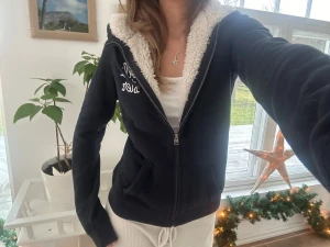 Hollister zip med foder  - En zip från Hollister i storlek S. Jag fraktar inom 24h. Se liknande plagg i min profil! 