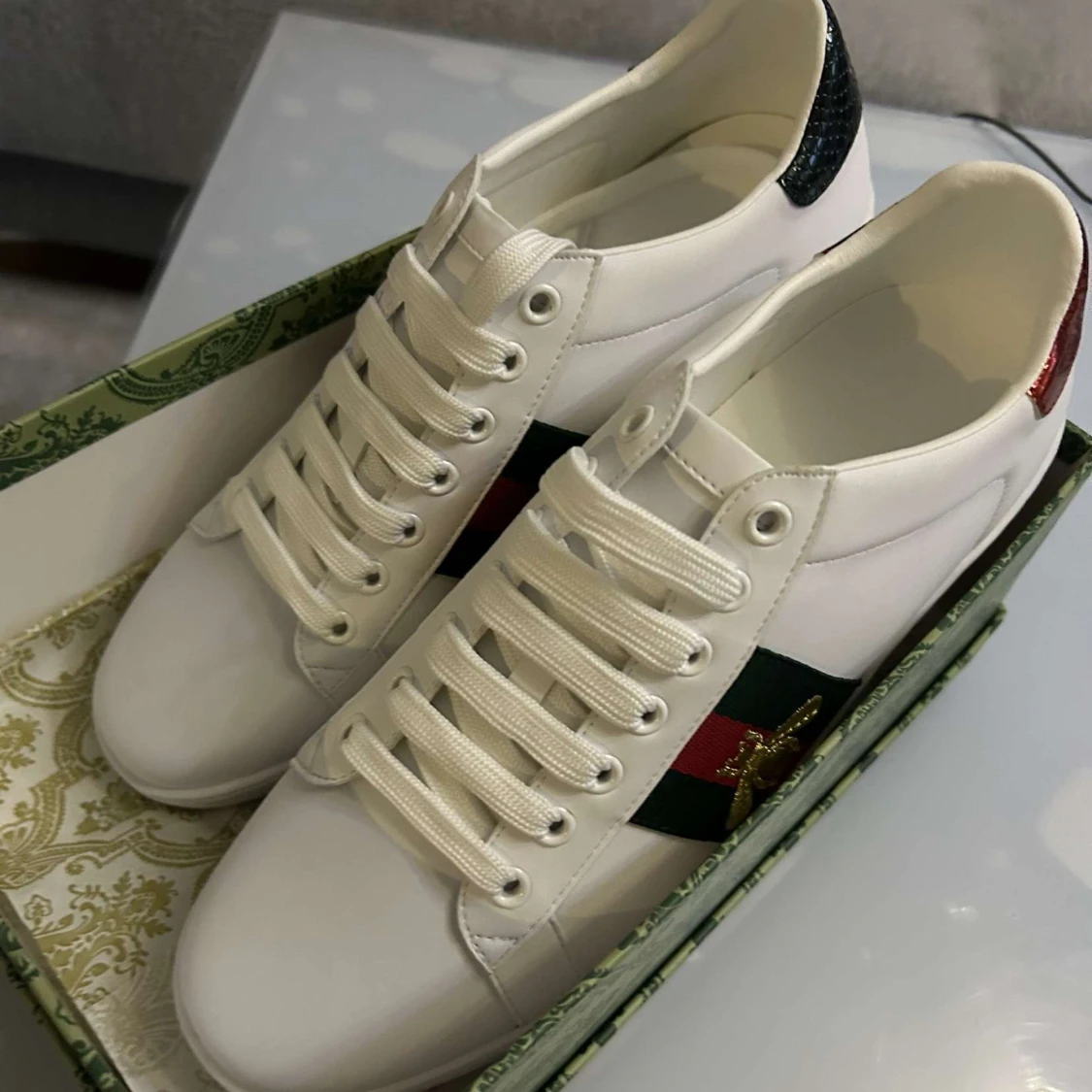 Gucci Ace vita sneakers med bi-detalj - 1