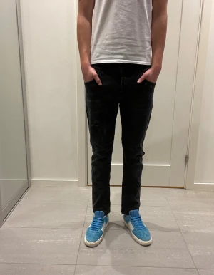 Dondup Jeans  - Säljer nu dessa Dondup Jeans med snygga slitningar i populär design, skriv för fler bilder/frågor🙌🏼