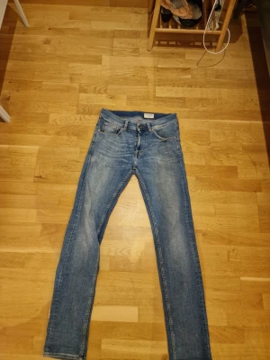 Blåa Tiger of Sweden jeans - Ett par feta tiger of sweden jeans som sitter perfekt⭐️. Har ett litee hål vid fickan. Pris kan diskuteras.