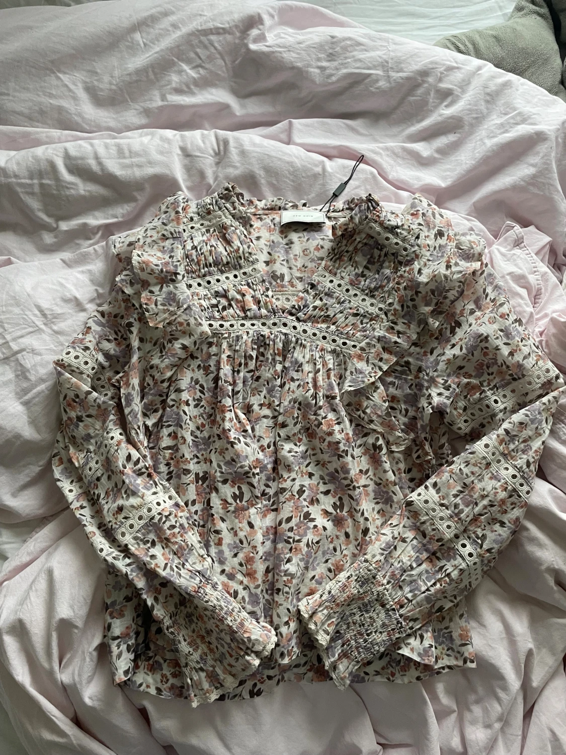 Blommig volangblus från Neo Noir