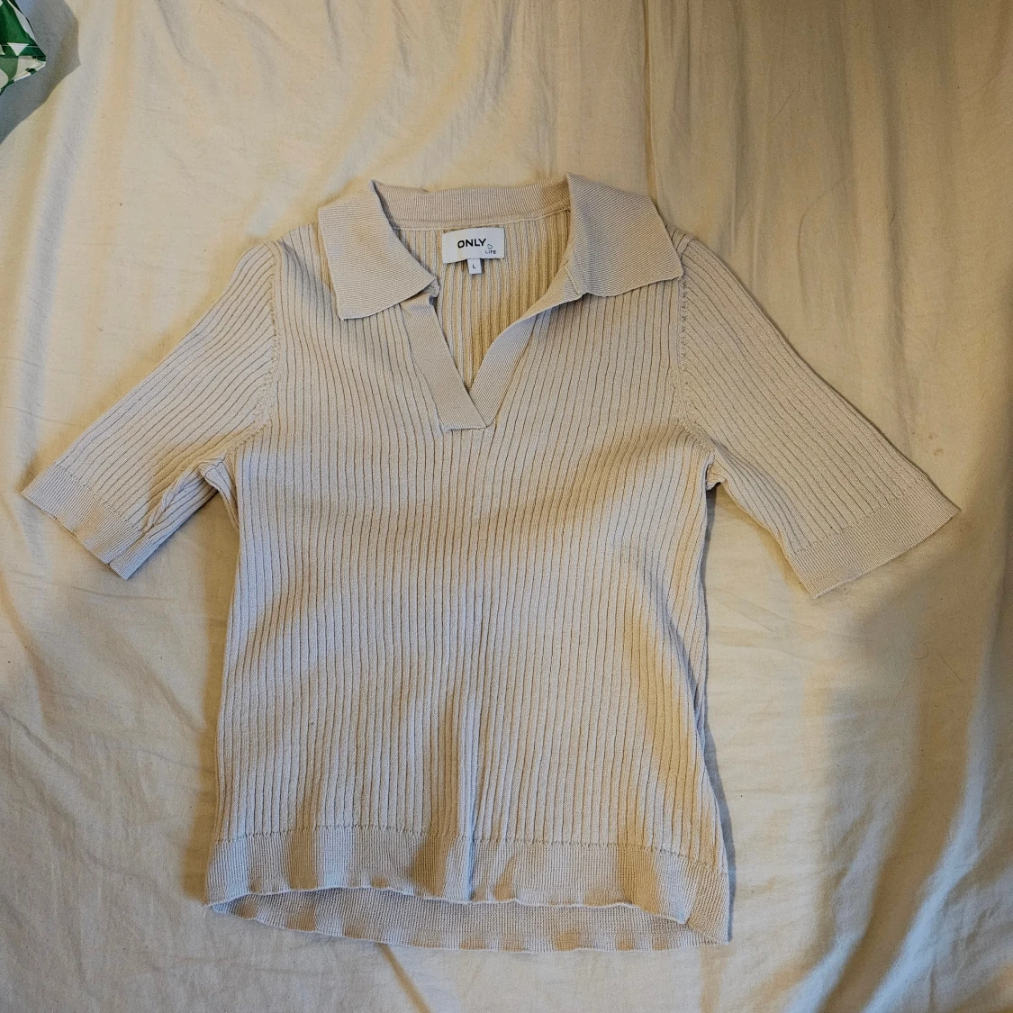 Beige ribbad topp från ONLY