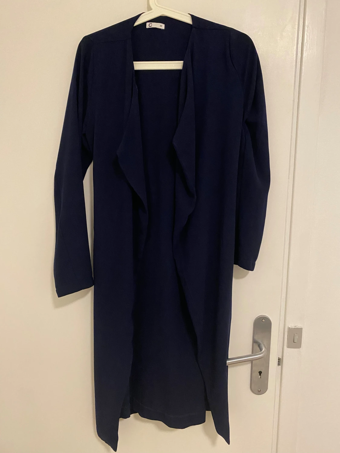 Mörkblå trenchcoat med bälte från C