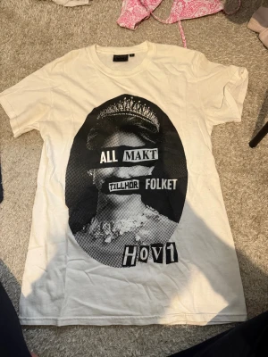 Vit Hov1 t-shirt  - Hov1 t shirt köpt 2023 på deras limerick edition shop. Denna går inte att få tag på längre i så fall begagnad. Är som ny använd få tal gånger 