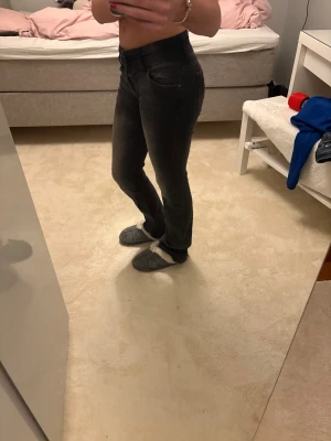 Svarta bootcut jeans med låg midja  - low waits jeans, snygga och sköna!!!